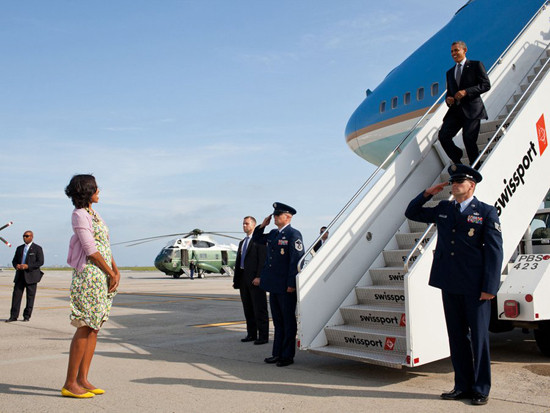 Đệ nhất Phu nhân Michelle đón ông Obama vừa trở về sau một chuyến đi.