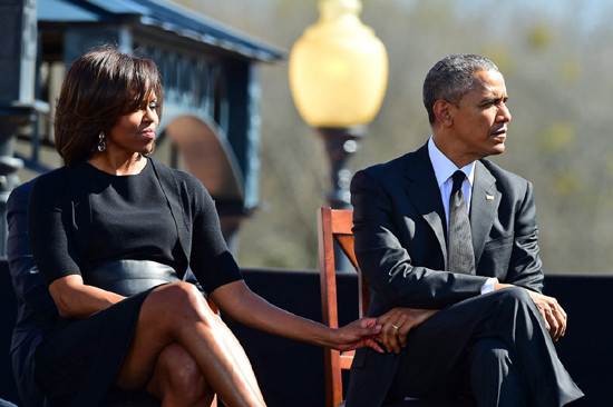 Vợ chồng ông Obama nắm tay nhau khi lắng nghe bài phát biểu tưởng niệm 50 năm biến cố "Bloody Sunday", một cuộc biểu tình đòi quyền lợi tại bang Alabama.