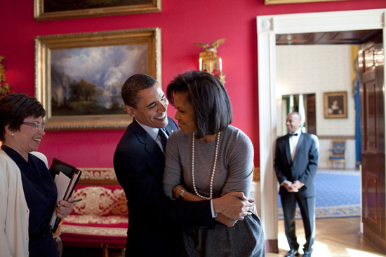 Một cái ôm ấm áp tại Phòng Đỏ của Nhà Trắng cùng với nữ cố vấn Valerie Jarrett.