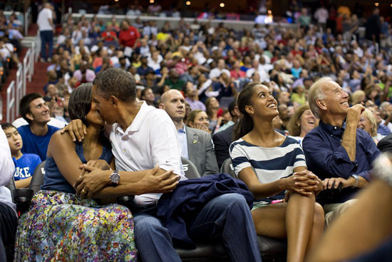 Nụ hôn "Kiss Cam" tại một buổi thi đấu bóng rổ năm 2012.
