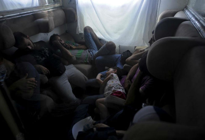 Các di dân Syria chen chúc nhau ngủ trên tàu khi đi qua Macedonia ngày 2/8/2015.
