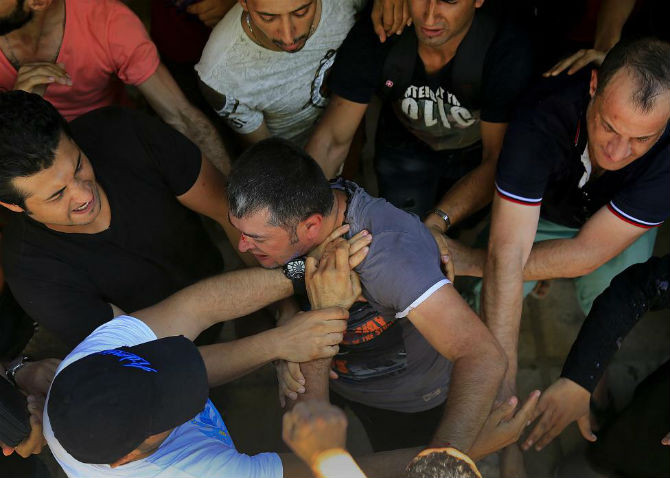 Người tị nạn Syria xung đột trong khi làm thủ tục đăng ký xin tị nạn tại sân vận động quốc gia ở đảo Kos, Hy Lạp ngày 11/8/2015.