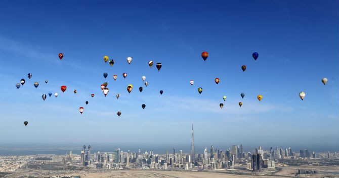 Rất nhiều khinh khí cầu được thả trên bầu trời Dubai ngày 9/12/2015.