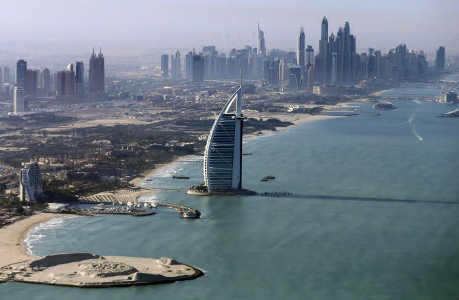Trong ảnh là khách sạn sang trọng Burj al-Arab tại khu Jameirah, Dubai. Ảnh chụp ngày 9/12.