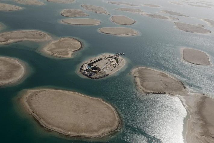 Các hoạt động đang diễn ra trên một trong những hòn đảo thuộc dự án The World Islands ở Dubai. Bức ảnh chụp ngày 7/1/2012.