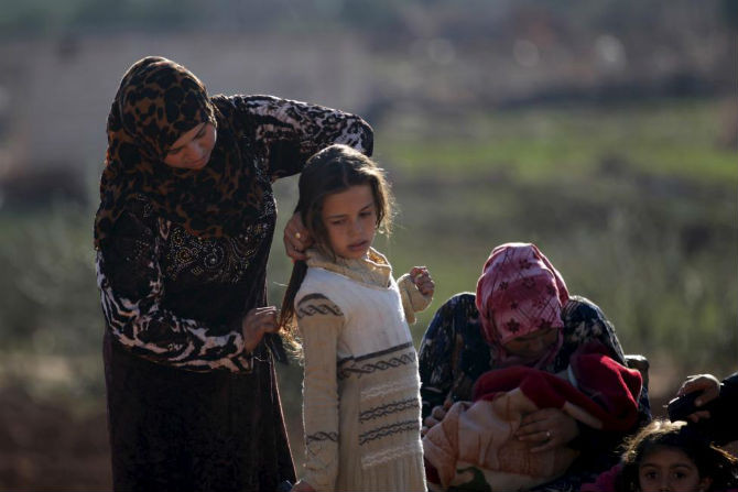 Bà mẹ Syria chải đầu cho con gái ngày 26/12.