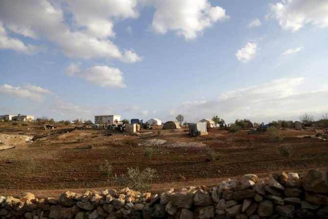 Quang cảnh bên ngoài một khu ở tạm bợ dành cho những người Syria phải di tản.