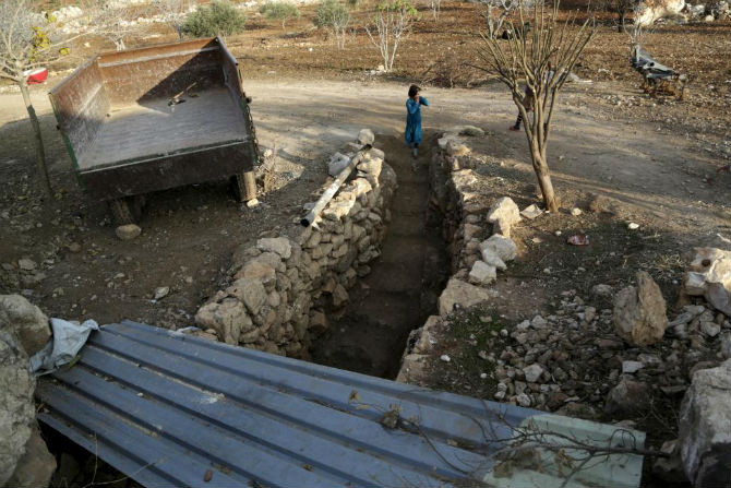 Một bé gái Syria đứng bên ngoài nơi trú ẩn tạm bợ ngày 26/12/2015.