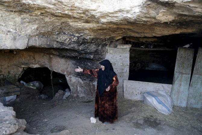 Người phụ nữ Syria “giới thiệu” về căn phòng của bà trong hang động.