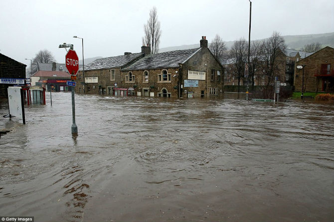 Mực nước đã dâng cao bằng cửa sổ của những ngôi nhà và cửa hàng ở West Yorkshire sau một tháng mưa dai dẳng.