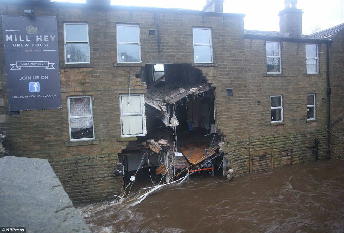 Ngôi nhà Mill Hey Brew ở Haworth, West Yorkshire bị tàn phá nặng nề vì nước lũ.