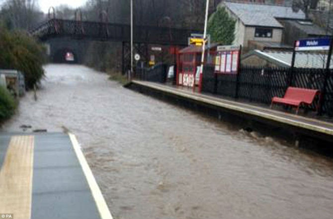Nước lũ ở nhà ga Walsden, Lancashire.