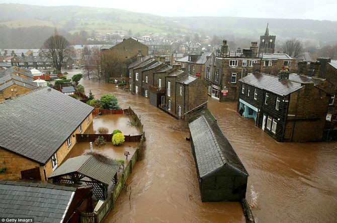 Đường phố ngập lụt sau khi nước sông Calder tràn bờ vào thị trấn Calder Valley, Mytholmroyd. Đây là một trong những thị trấn bị ảnh hưởng nghiêm trọng nhất do mưa lũ ở miền bắc nước Anh.