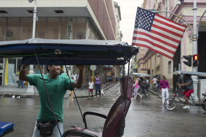 Tài xế taxi Bici Yosvani Gomes, 39 tuổi, trở lại công việc sau một cơn mưa lớn trút xuống La Habana ngày 20/1/2015.