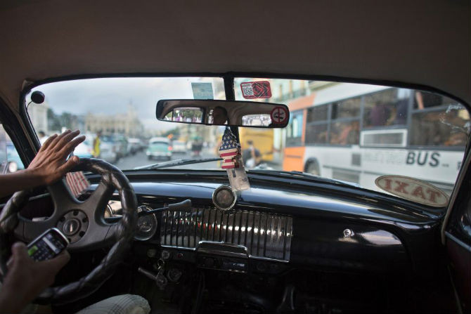 Một tài xế taxi đang điều khiển chiếc xe cổ điển ở trung tâm La Habana ngày 16/1/2015.