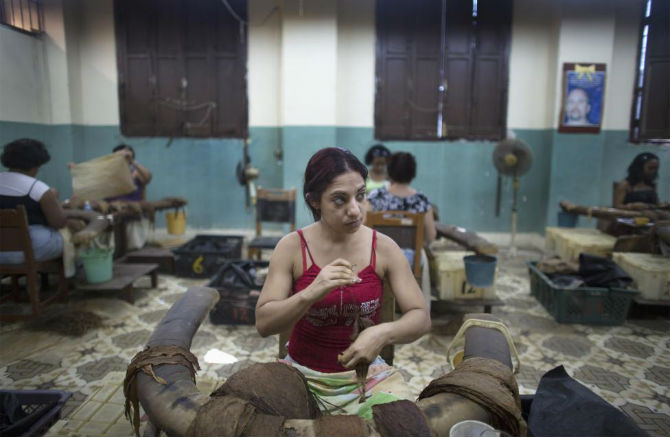 Yiliana Benitez, 33 tuổi, làm việc tại nhà máy thuốc lá H.Upmann ở thủ đô La Habana ngày 26/2.