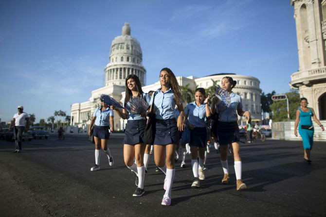 Các sinh viên dự bị đại học đi bộ trên đường phố thủ đô La Habana ngày 1/9/2015 – ngày đầu tiên của khóa học 2015-2016.