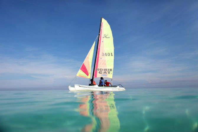 Du khách Cuba chèo thuyền trên biển ở Varadero ngày 26/8/2015.
