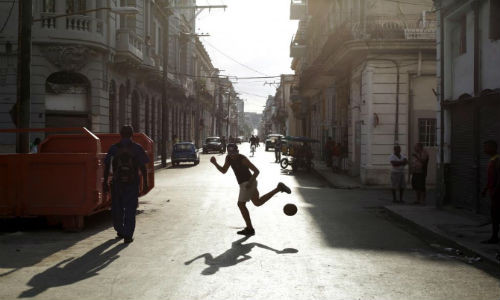 Một thanh niên Cuba chơi đá bóng trên một con phố ở La Habana ngày 10/4/2015.