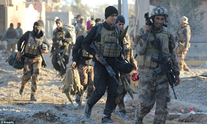 Lực lượng chính phủ Iraq ở khu el-Hoz. Quân đội Iraq đang tiến rất gần đến việc giải phóng Ramadi, sau khi tất cả tay súng IS tháo chạy khỏi tòa thị chính – thành trì cuối cùng của chúng ở trung tâm thành phố Ramadi.