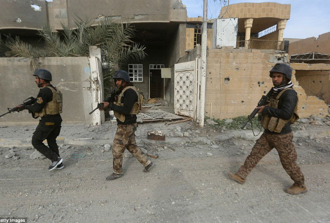 Binh sĩ Iraq tuần tra trên đường phố Ramadi.