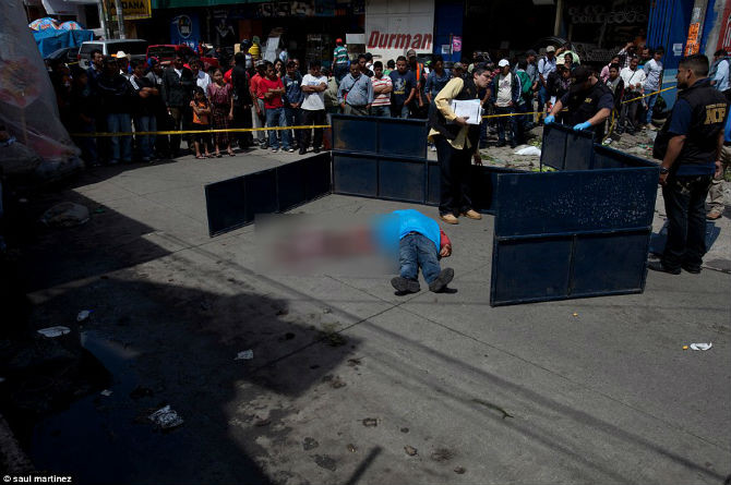 Thi thể của một người đàn ông giữa đường phố ở Guatemala. Chết chóc và bạo lực không còn xa lạ với người dân thủ đô nước này.