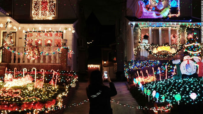 Khung cảnh Giáng sinh rộn ràng ở khu Dyker Heights, Brooklyn, Mỹ.