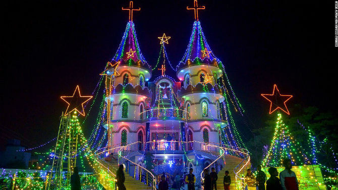 Nhà thờ St.Mary ở Amritsar, Ấn Độ, được trang hoàng lộng lẫy vào dịp lễ Noel.