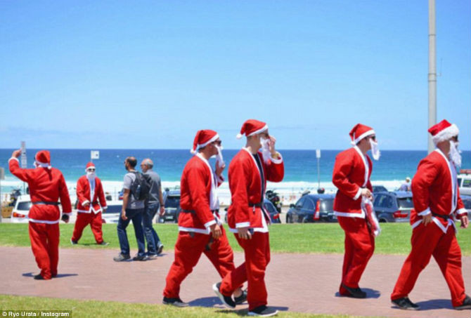 Nhiều người mặc trang phục ông già Noel đi dạo vào sáng sớm ngày Giáng sinh.