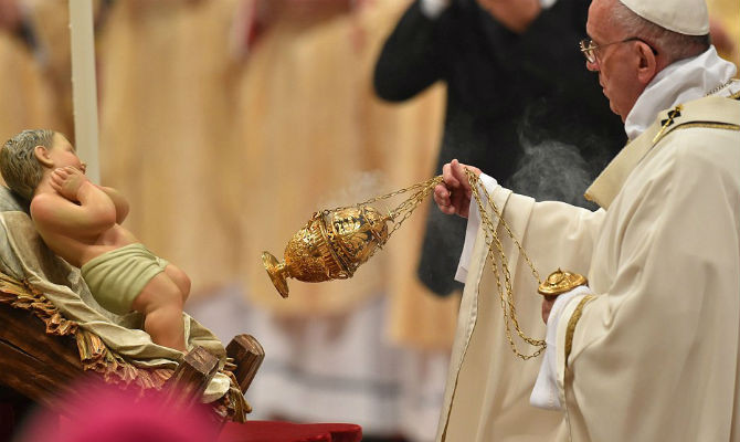 Giáo hoàng Francis làm phép bằng lư trầm trước tượng chúa Jesus hài đồng tại Vương cung thánh đường Thánh Phêrô trong đêm Giáng sinh.