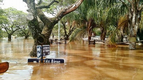 Hơn 160.000 người sống ở khu vực biên giới các nước Paraguay, Uruguay, Brazil và Argentina phải bỏ nhà cửa đi di tản do mưa lớn gây lũ lụt nghiêm trọng trong hai ngày 26 và 27/12. Ảnh: Nước ngập rất sâu tại Concordia ở Argentina.