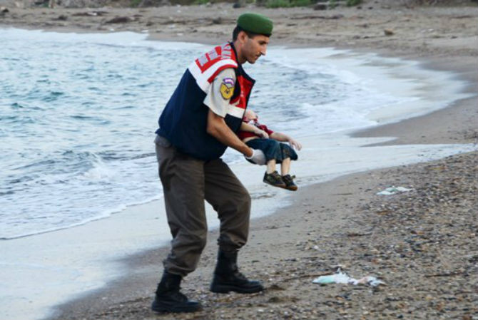 Bức ảnh nhói lòng về thi thể bé trai tị nạn Aylan Kurdi, 3 tuổi người Syria, được cảnh sát bế lên sau khi thi thể bé trôi dạt vào bờ biển Thổ Nhĩ Kỳ.