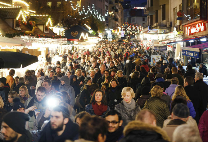 Hàng nghìn người chen chúc tại khu chợ Giáng sinh ở Frankfurt, Đức, ngày 12/12.