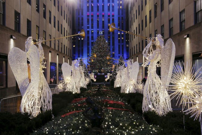 Không khí Giáng sinh rộn ràng ở trung tâm Rocketfeller, New York, Mỹ từ ngày 2/12.