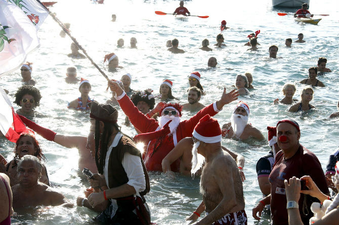 Một người đàn ông mặc trang phục ông già Noel tham gia một hoạt động truyền thống vào dịp lễ Giáng sinh ở Nice, Pháp ngày 20/12.