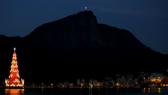 Cây thông Giáng sinh rực sáng trong màn đêm ở Rodrigo de Freitas Lagoon, Rio de Janeiro, Brazil ngày 15/12.