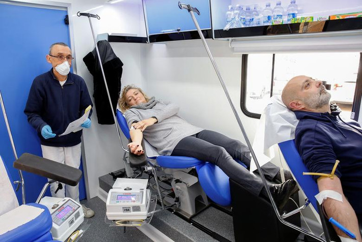 Số ca bệnh tăng nhanh khiến nhiều bệnh viện ở Italy quá tải và các y bác sĩ phải "căng mình" làm việc.