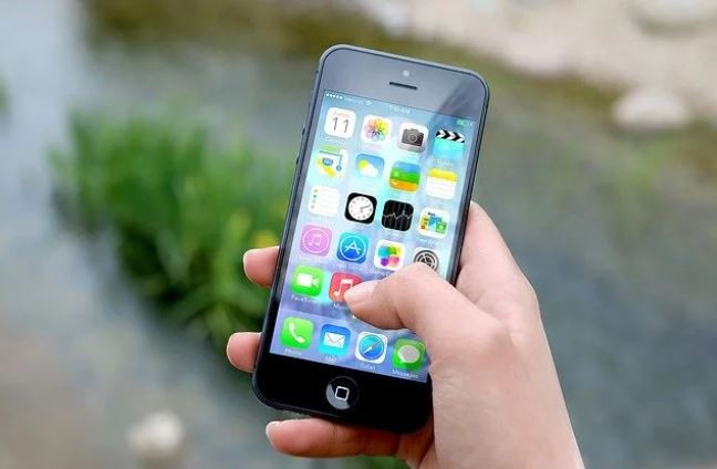 Bạn thường cầm điện thoại di động gần như mọi lúc và chính điều đó khiến điện thoại của bạn là nơi tích tụ vô số loại vi khuẩn, trong đó có cả những vi khuẩn gây hại. Các chuyên gia khuyến cáo rằng bạn nên lau sạch điện thoại bằng khăn khử khuẩn hoặc nước khử trùng ít nhất 1 lần/ngày, đồng thời rửa tay trước khi ăn và tránh sử dụng điện thoại khi đang ăn.
