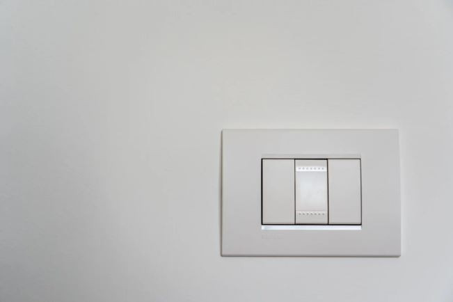 Công tắc đèn là một trong những nơi ở nhà hoặc văn phòng mà có nhiều người tiếp xúc nhất. Để hạn chế sự lây lan của vi khuẩn hoặc dịch bệnh, bạn nên lau các công tắc bằng nước khử trùng và rửa sạch tay sau khi chạm vào chúng.