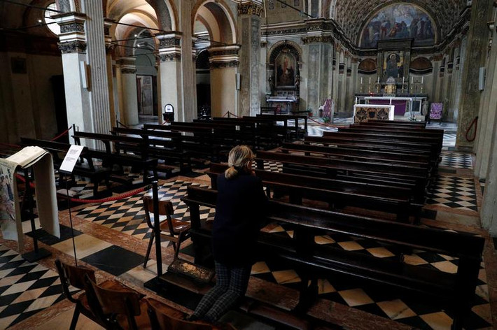 Một người phụ nữ cầu nguyện bên trong nhà thờ Santa Maria presso San Satiro ở Milan. Mời độc giả xem thêm video: Công sở Trung Quốc vắng vẻ giữa bão dịch nCoV (Nguồn video: VTC1)