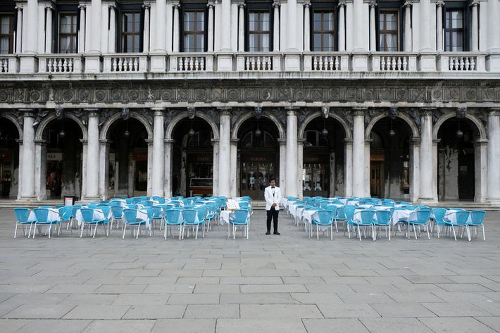Bên ngoài một nhà hàng ở Quảng trường St Mark ở Venice những ngày này.