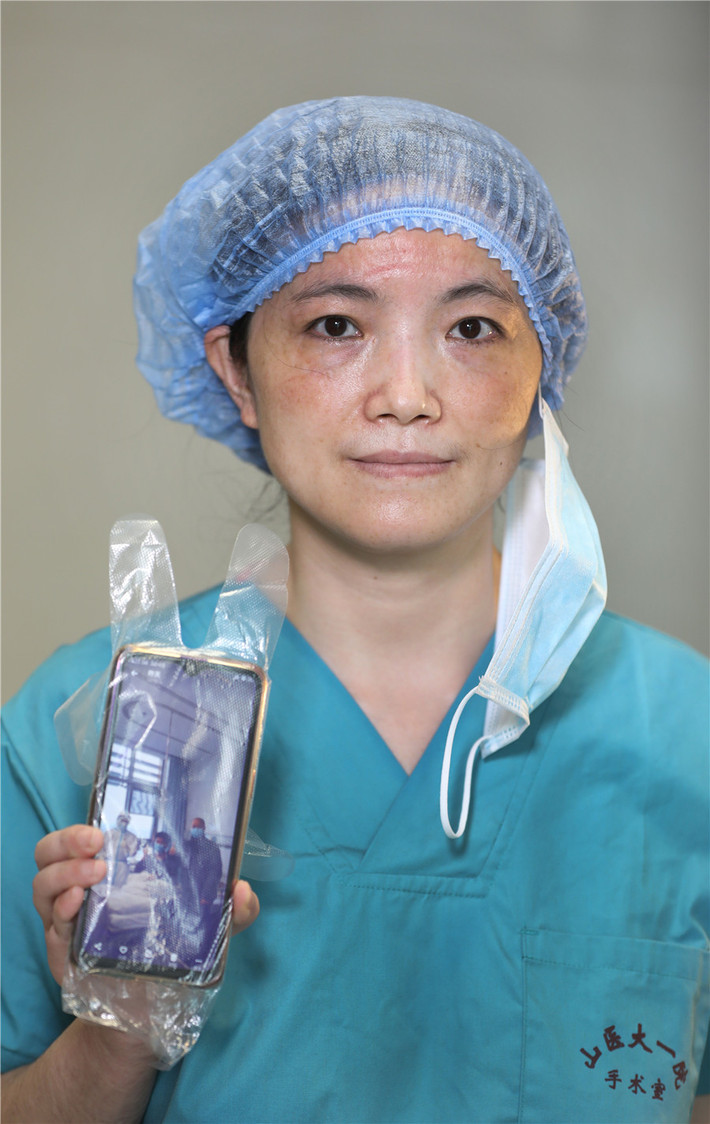 Hiện tại, các y bác sĩ Trung Quốc có thể yên tâm hơn khi tình hình dịch bệnh đang dần được kiểm soát. Được biết, Trung Quốc không ghi nhận ca nhiễm Covid-19 mới nào trong hai ngày qua. Ảnh: Y tá Tang Shan đến từ Bệnh viện số 1 Đại học Y Sơn Tây và bức ảnh chụp cô chăm sóc bệnh nhân tại Vũ Hán, tỉnh Hồ Bắc.