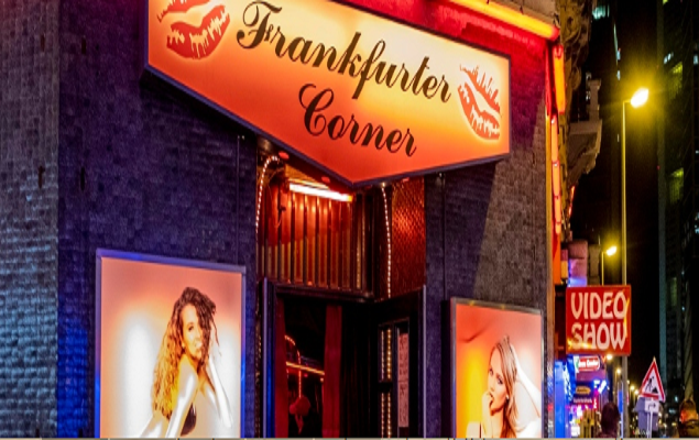Khu phố đèn đỏ ở Frankfurt, Đức, vắng khách ngày 14/3. Ảnh: AP.