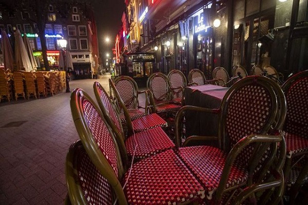 Quán bar không một bóng người. Các khu phố đèn đỏ ở Châu Âu thiệt hại nặng trong mùa dịch Covid-19. Ảnh: FB.
