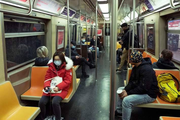 Mọi người đeo khẩu trang và ngồi cách nhau khi đi tàu điện ngầm ở New York hôm 17/3. Ảnh: AP. Mời độc giả xem thêm video: Cách nhận biết người có biểu hiện nhiễm virus corona (Nguồn video: VTC14)