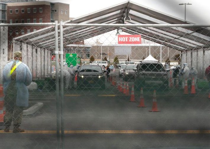 Người dân xét nghiệm Covid-19 tại một địa điểm ở Staten Island, New York, ngày 19/3. Ảnh: NYDN.