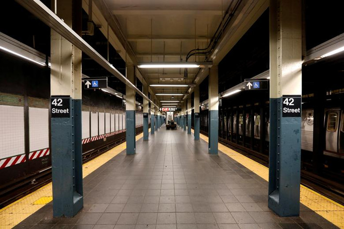 Cuộc sống của người dân ở New York cũng bị ảnh hưởng nhiều khi dịch bệnh bùng phát. Ảnh: Bên trong một nhà ga tàu điện ngầm vắng tanh ở thành phố New York hôm 20/3. Ảnh: Reuters.
