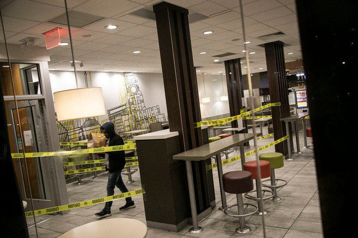 Nhà hàng McDonald ở Brooklyn, New York, không phục vụ khách tại chỗ. Khách hàng chỉ được đến mua đồ ăn mang đi. Ảnh: AP.
