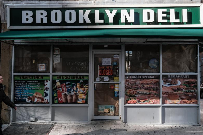 Cửa hàng thông báo đóng cửa do dịch bệnh bùng phát ở Brooklyn ngày 26/3.