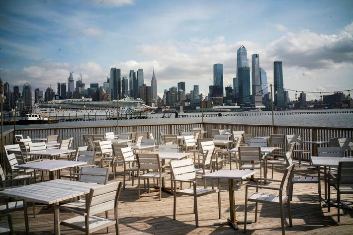 Hàng quán ở Hoboken, New Jersey, "ế" khách vì người dân ở trong nhà, hạn chế ra ngoài thời gian này.